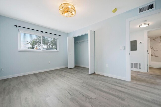 Building Photo - GORGEOUS FULLY RENOVATED 1st FLOOR 2 BEDROOM 1 BATHROOM CONDO LOCATED JUST 5 MINUTES FROM VENICE ...