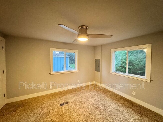 Building Photo - 2018 NE Jensen Ave