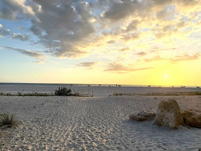 Building Photo - 4253 Bay Beach Ln