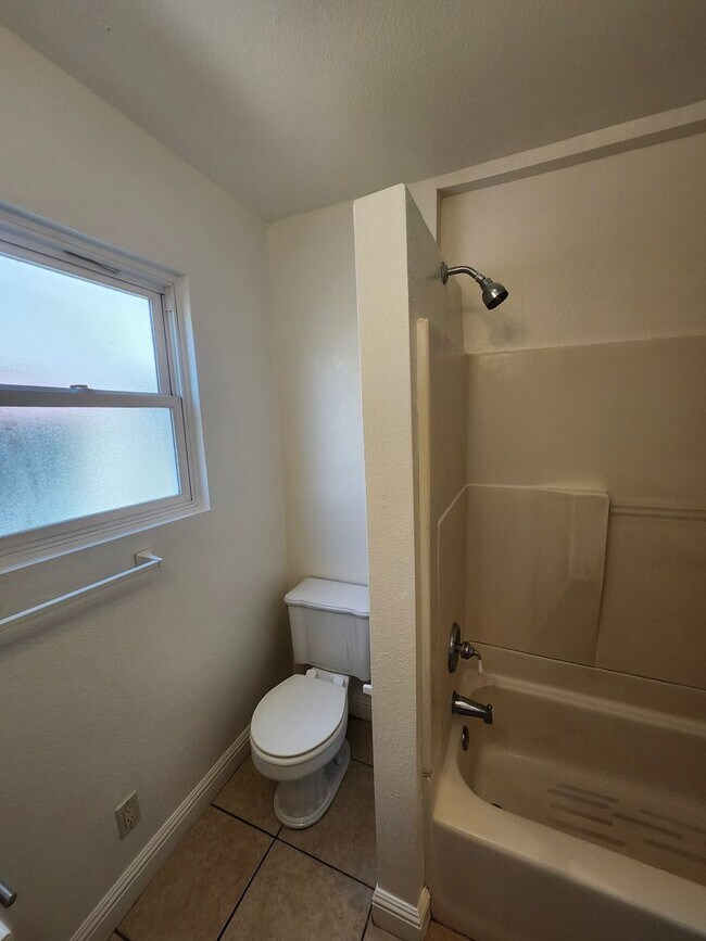 Building Photo - Charming Colonial-Style 2-Bedroom Home in Ontario