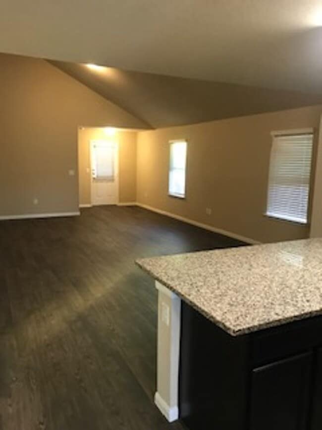 Building Photo - Great 4 Bedroom home with Open floor plan