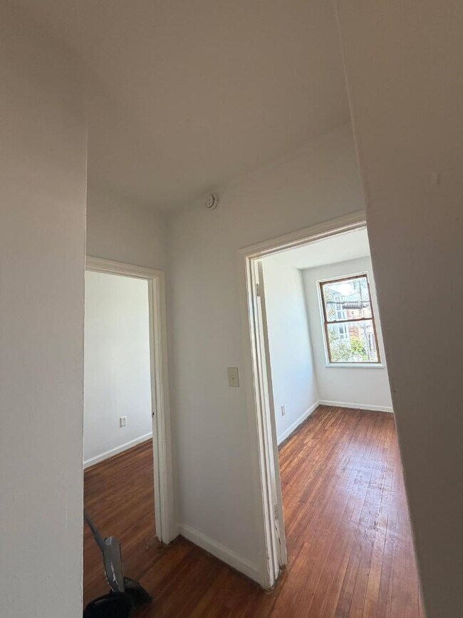 Building Photo - 142 Lark St