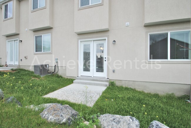 Building Photo - Mountain-View Townhome | 30 Minutes to Ogden & Close to Snowbasin