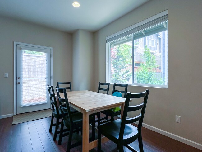 Building Photo - Great 3 Bedroom 2.5 Bathroom Townhouse End Unit!  2 Car Garage  + Washer & Dryer! Near Nike, Inte...