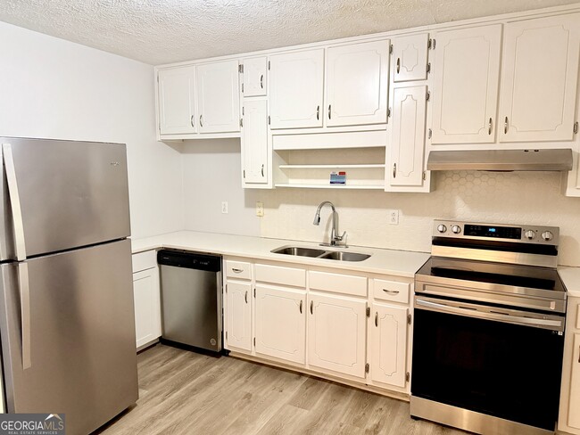 Building Photo - 88 Church St