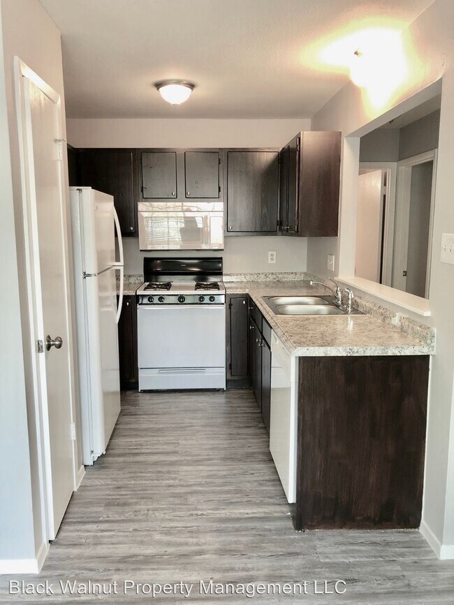 Building Photo - 1900 Albury Cove