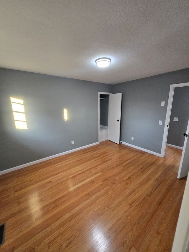 Building Photo - Charming 3-Bedroom, 2-Bathroom Brick Home for Rent