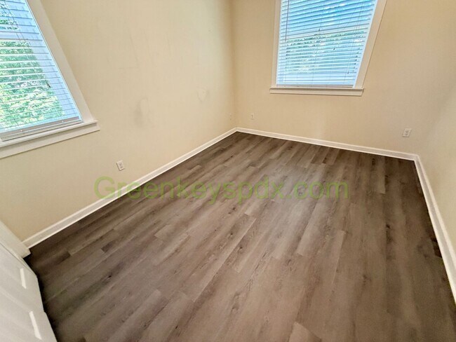 Building Photo - Gorgeous House in Upscale Neighborhood in Tigard, 5 Bedrooms plus Den/Office, 3.5 Bathrooms, Larg...