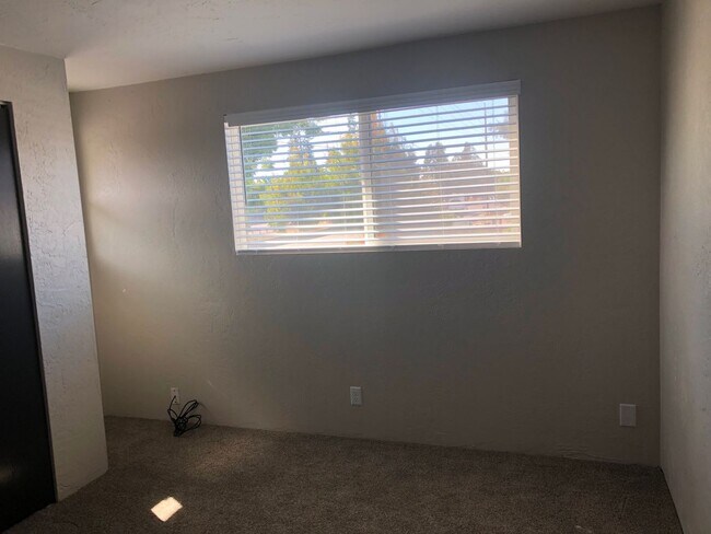 Building Photo - Updated 2 bedroom 1.5 bathroom duplex!