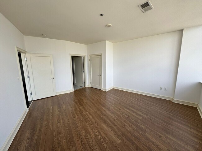Building Photo - Large 1-bed 1-bath Condo at Metro Club