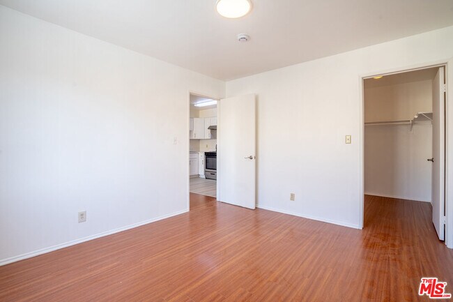 Building Photo - 820 S St Andrews Pl