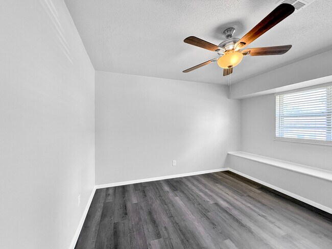 Building Photo - 812 Meadowridge Dr