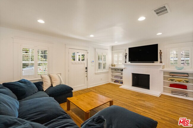 Building Photo - 6031 Mesa Ave