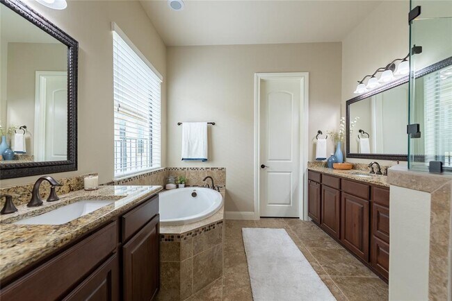 Building Photo - 407 Indianwood Dr