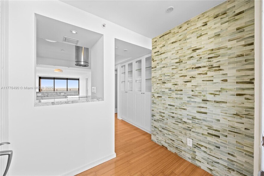 Building Photo - 1632 S Bayshore Ct