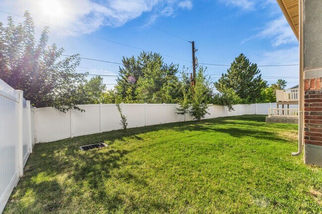 Building Photo - 574 E 200 N