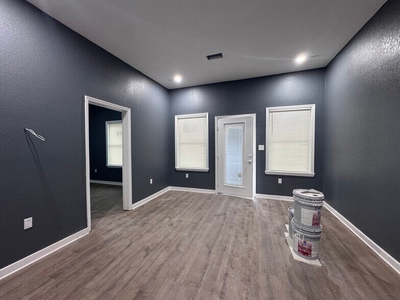 Building Photo - 1519 W 46th St