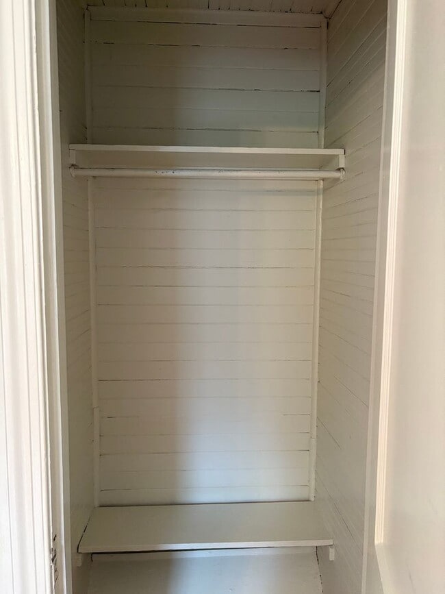 Building Photo - Spacious Townhouse Near Duke and Broad St / Fenced Yd