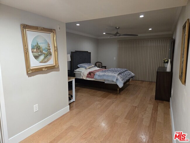 Building Photo - 4733 Elmwood Ave