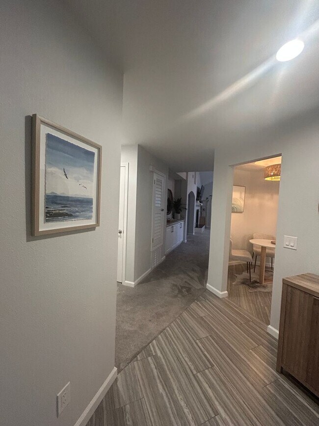 Building Photo - 2 Bed 2.5 bath townhome located on the golf course!