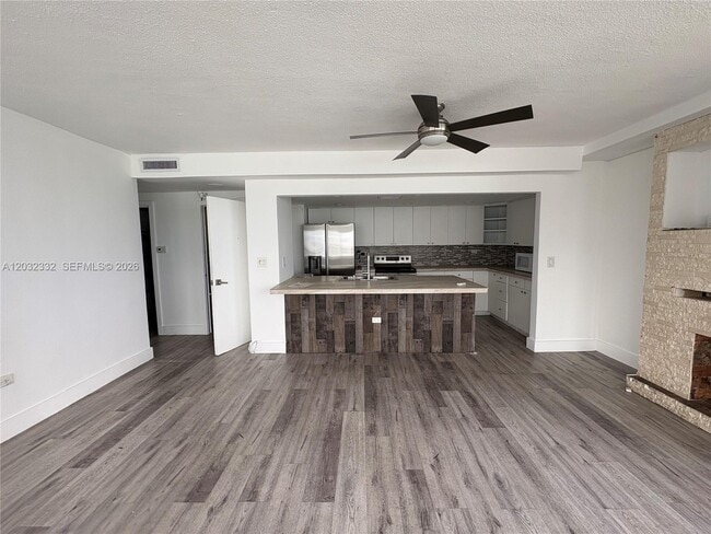 Building Photo - 7545 E Treasure Dr