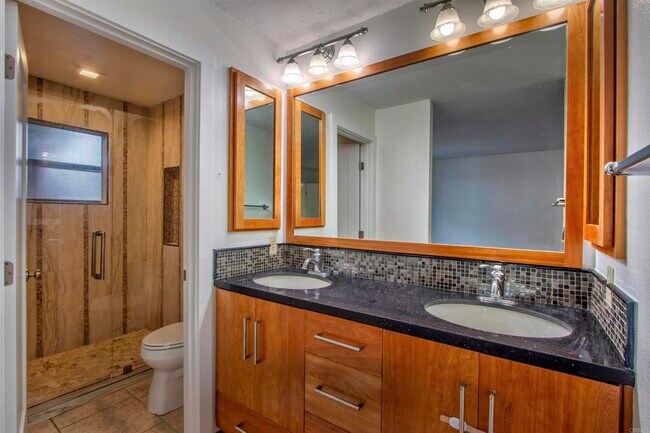Building Photo - 534 Via De La Valle