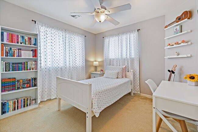 Building Photo - Unfurnished Townhome with Garage, 3 bedroo...