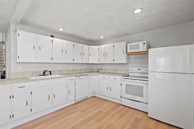Building Photo - 4034 Reeves Dr