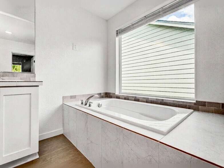 Building Photo - 837 S 26th Ave