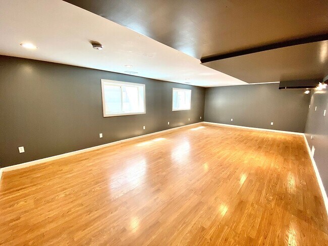 Building Photo - 4 Bedroom 2.5 bath on Central Rim minutes from downtown