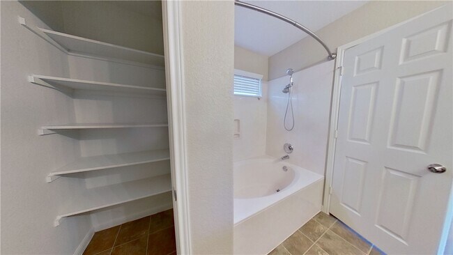 Building Photo - 108 Lavaca Loop