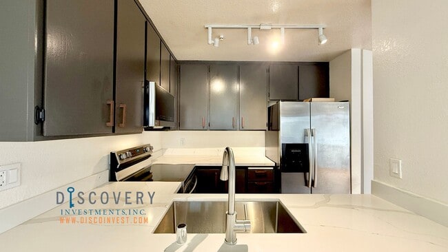 Building Photo - Spacious One Bedroom Condominium at Judro Manor