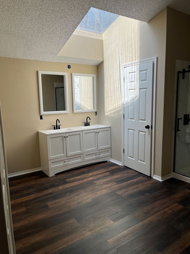 Building Photo - Newly Remodeled Townhome