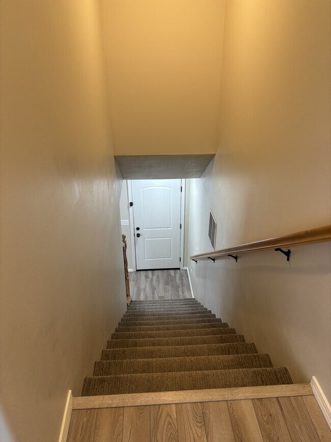 Building Photo - 2075 Mary Dr