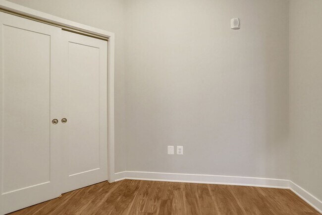 Building Photo - 1 bedroom 1 bathroom condo available immed...
