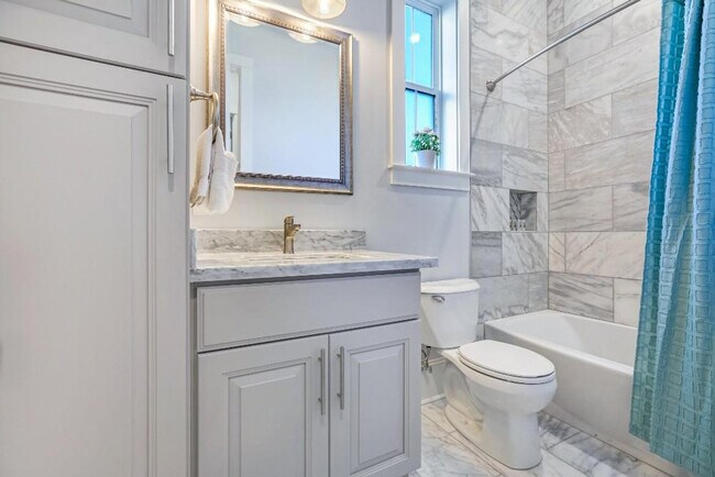 Building Photo - 1233 St Charles Ave