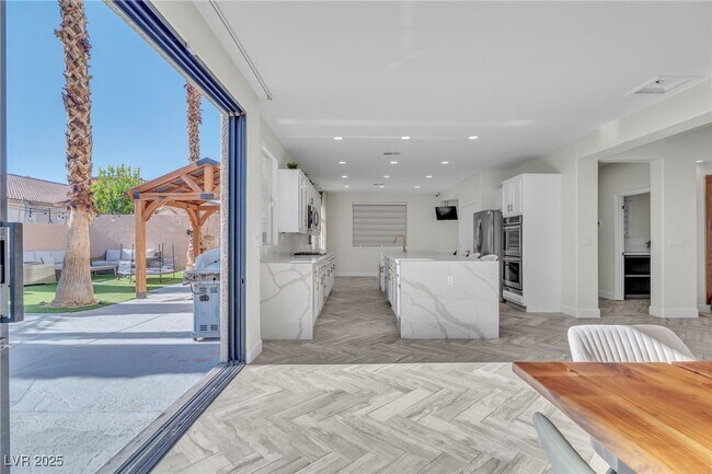 Building Photo - 9885 Shadycrest Ct