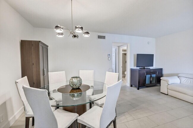 Building Photo - 581 Blue Heron Dr