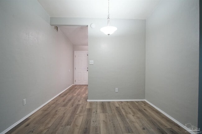 Building Photo - 160 Vassar Dr