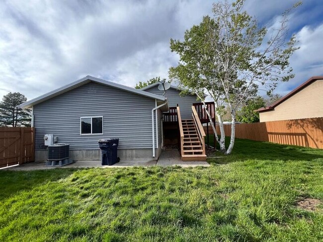 Building Photo - 11301 Sandy Ridge Dr