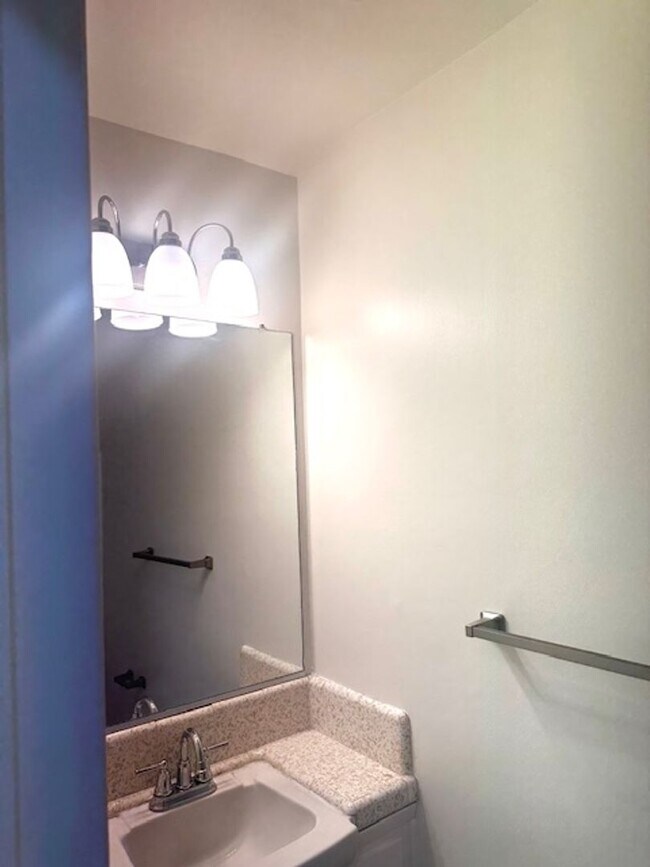 Building Photo - Three Bedroom Condo! Ventura