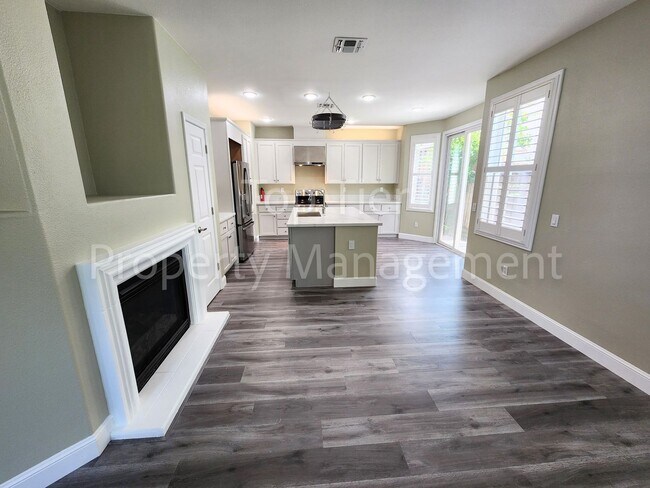 Building Photo - Stunning Newly Remodeled 4 bed / 2.5 bath ...