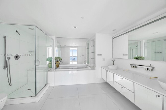 Building Photo - 495 Brickell Ave