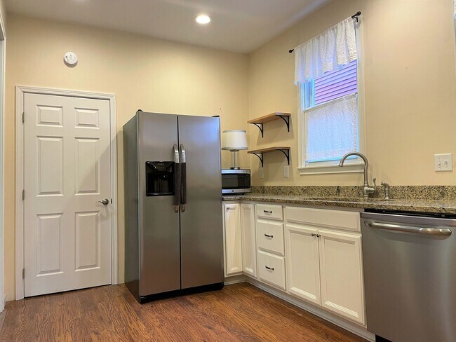 Building Photo - 381 Alden Ave