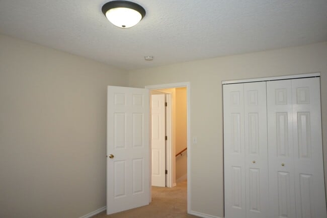 Building Photo - SE Jewel! Spacious living!
