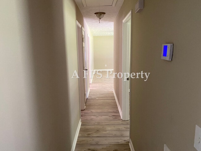 Building Photo - 184 Pine St SW