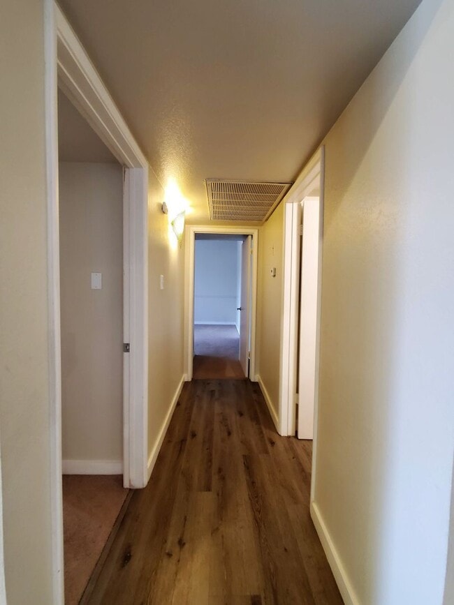 Building Photo - **MOVE IN SPECIAL***HALF OFF FIRST MONTHS RENT. UPSTAIRS 2 BEDROOM CONDO OVERLOOKING GREENBELT