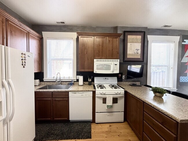 Building Photo - 608 Park St.