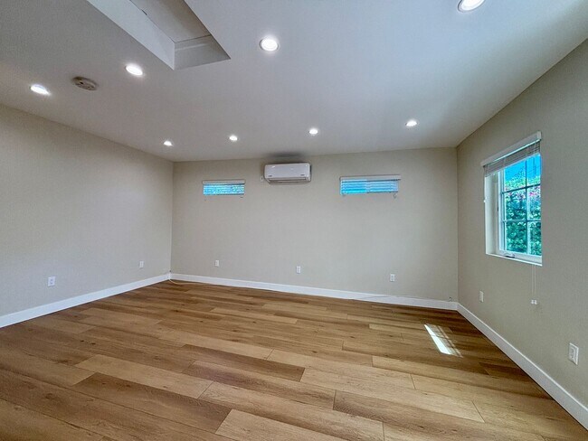Building Photo - Private, Cozy, Backhouse Studio Located In...