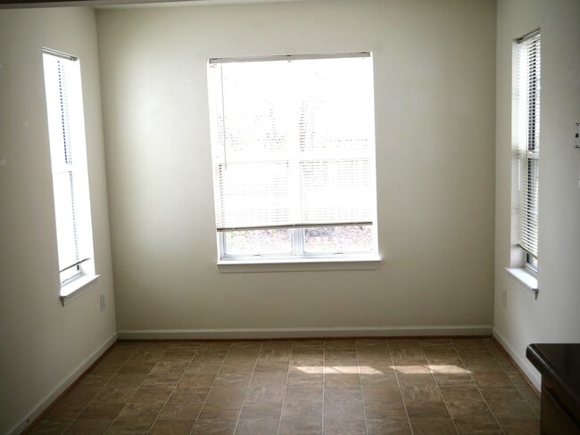 Building Photo - 113 Amelia Ct